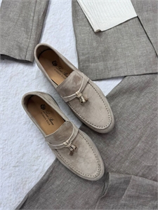 {{productViewItem.photos[photoViewList.activeNavIndex].Alt || productViewItem.photos[photoViewList.activeNavIndex].Description || 'Лоферы LORO PIANA'}}