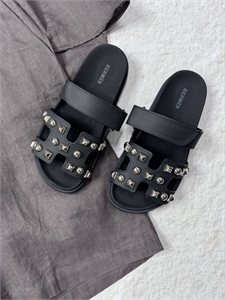 {{productViewItem.photos[photoViewList.activeNavIndex].Alt || productViewItem.photos[photoViewList.activeNavIndex].Description || 'Тапочки HERMES'}}