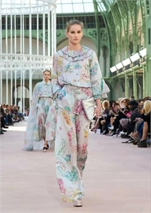 {{productViewItem.photos[photoViewList.activeNavIndex].Alt || productViewItem.photos[photoViewList.activeNavIndex].Description || 'Костюм CHANEL'}}