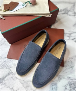 {{productViewItem.photos[photoViewList.activeNavIndex].Alt || productViewItem.photos[photoViewList.activeNavIndex].Description || 'Лоферы LORO PIANA'}}