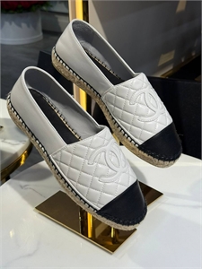 {{productViewItem.photos[photoViewList.activeNavIndex].Alt || productViewItem.photos[photoViewList.activeNavIndex].Description || 'Эскадрильи CHANEL'}}