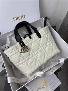 {{productViewItem.photos[photoViewList.activeNavIndex].Alt || productViewItem.photos[photoViewList.activeNavIndex].Description || 'Сумка DIOR'}}