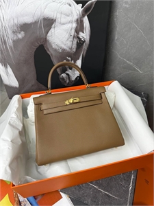 {{productViewItem.photos[photoViewList.activeNavIndex].Alt || productViewItem.photos[photoViewList.activeNavIndex].Description || 'Сумка HERMES'}}