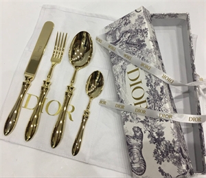 {{productViewItem.photos[photoViewList.activeNavIndex].Alt || productViewItem.photos[photoViewList.activeNavIndex].Description || 'Столовые приборы на 1 персону DIOR'}}
