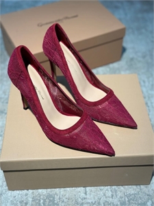 {{productViewItem.photos[photoViewList.activeNavIndex].Alt || productViewItem.photos[photoViewList.activeNavIndex].Description || 'Туфли GIANVITO ROSSI'}}