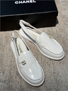 {{productViewItem.photos[photoViewList.activeNavIndex].Alt || productViewItem.photos[photoViewList.activeNavIndex].Description || 'Мюли CHANEL'}}