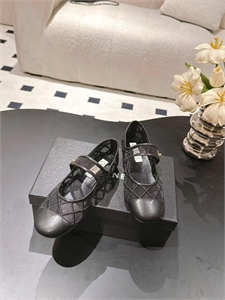 {{productViewItem.photos[photoViewList.activeNavIndex].Alt || productViewItem.photos[photoViewList.activeNavIndex].Description || 'Балетки CHANEL'}}