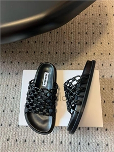 {{productViewItem.photos[photoViewList.activeNavIndex].Alt || productViewItem.photos[photoViewList.activeNavIndex].Description || 'Тапочки JIL SANDER'}}