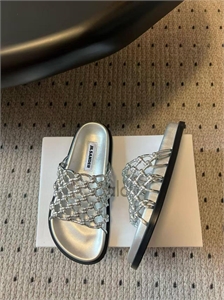 {{productViewItem.photos[photoViewList.activeNavIndex].Alt || productViewItem.photos[photoViewList.activeNavIndex].Description || 'Тапочки JIL SANDER'}}