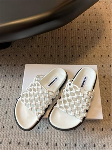 {{productViewItem.photos[photoViewList.activeNavIndex].Alt || productViewItem.photos[photoViewList.activeNavIndex].Description || 'Тапочки JIL SANDER'}}