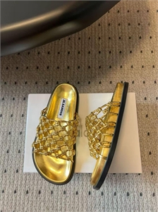 {{productViewItem.photos[photoViewList.activeNavIndex].Alt || productViewItem.photos[photoViewList.activeNavIndex].Description || 'Тапочки JIL SANDER'}}