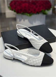 {{productViewItem.photos[photoViewList.activeNavIndex].Alt || productViewItem.photos[photoViewList.activeNavIndex].Description || 'Туфли CHANEL'}}