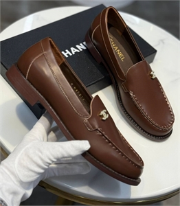 {{productViewItem.photos[photoViewList.activeNavIndex].Alt || productViewItem.photos[photoViewList.activeNavIndex].Description || 'Лоферы CHANEL'}}