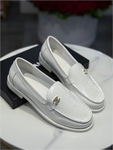 {{productViewItem.photos[photoViewList.activeNavIndex].Alt || productViewItem.photos[photoViewList.activeNavIndex].Description || 'Лоферы CHANEL'}}