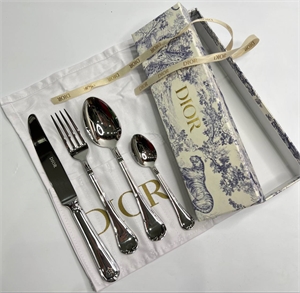 {{productViewItem.photos[photoViewList.activeNavIndex].Alt || productViewItem.photos[photoViewList.activeNavIndex].Description || 'Столовые приборы DIOR'}}