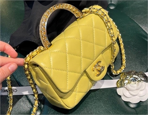 {{productViewItem.photos[photoViewList.activeNavIndex].Alt || productViewItem.photos[photoViewList.activeNavIndex].Description || 'Сумка CHANEL'}}