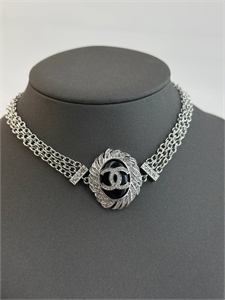 {{productViewItem.photos[photoViewList.activeNavIndex].Alt || productViewItem.photos[photoViewList.activeNavIndex].Description || 'Чокер CHANEL'}}