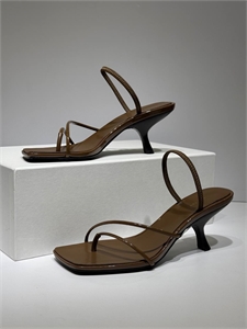 {{productViewItem.photos[photoViewList.activeNavIndex].Alt || productViewItem.photos[photoViewList.activeNavIndex].Description || 'Босоножки THE ROW'}}