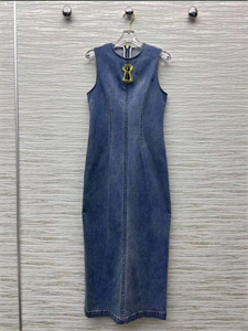 {{productViewItem.photos[photoViewList.activeNavIndex].Alt || productViewItem.photos[photoViewList.activeNavIndex].Description || 'Платье Schiaparelli'}}