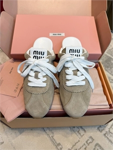 {{productViewItem.photos[photoViewList.activeNavIndex].Alt || productViewItem.photos[photoViewList.activeNavIndex].Description || 'Мюли MIU MIU'}}