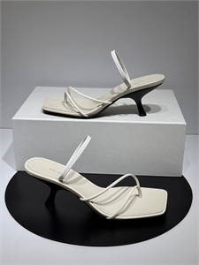 {{productViewItem.photos[photoViewList.activeNavIndex].Alt || productViewItem.photos[photoViewList.activeNavIndex].Description || 'Босоножки THE ROW'}}