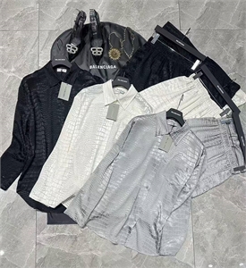 {{productViewItem.photos[photoViewList.activeNavIndex].Alt || productViewItem.photos[photoViewList.activeNavIndex].Description || 'Костюм BALENCIAGA'}}