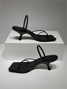 {{productViewItem.photos[photoViewList.activeNavIndex].Alt || productViewItem.photos[photoViewList.activeNavIndex].Description || 'Босоножки THE ROW'}}