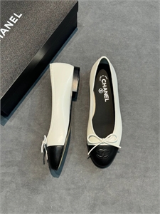 {{productViewItem.photos[photoViewList.activeNavIndex].Alt || productViewItem.photos[photoViewList.activeNavIndex].Description || 'Балетки CHANEL'}}
