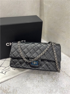 {{productViewItem.photos[photoViewList.activeNavIndex].Alt || productViewItem.photos[photoViewList.activeNavIndex].Description || 'Сумка CHANEL'}}