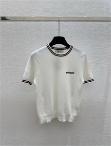 {{productViewItem.photos[photoViewList.activeNavIndex].Alt || productViewItem.photos[photoViewList.activeNavIndex].Description || 'Кофта MIU MIU'}}