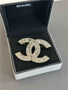 {{productViewItem.photos[photoViewList.activeNavIndex].Alt || productViewItem.photos[photoViewList.activeNavIndex].Description || 'Брошь CHANEL'}}