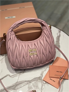 {{productViewItem.photos[photoViewList.activeNavIndex].Alt || productViewItem.photos[photoViewList.activeNavIndex].Description || 'Сумка MIU MIU'}}