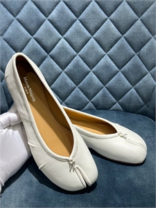 {{productViewItem.photos[photoViewList.activeNavIndex].Alt || productViewItem.photos[photoViewList.activeNavIndex].Description || 'Балетки MAISON MARGIELLA'}}