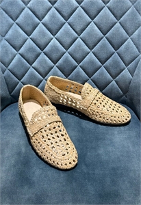 {{productViewItem.photos[photoViewList.activeNavIndex].Alt || productViewItem.photos[photoViewList.activeNavIndex].Description || 'Лоферы LORO PIANA'}}