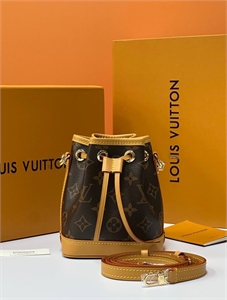 {{productViewItem.photos[photoViewList.activeNavIndex].Alt || productViewItem.photos[photoViewList.activeNavIndex].Description || 'Сумка  LOUIS VUITTON'}}