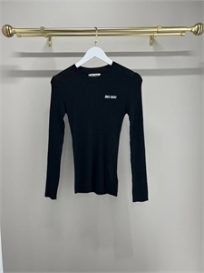 {{productViewItem.photos[photoViewList.activeNavIndex].Alt || productViewItem.photos[photoViewList.activeNavIndex].Description || 'Кофта MIU MIU'}}