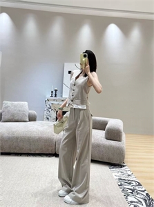 {{productViewItem.photos[photoViewList.activeNavIndex].Alt || productViewItem.photos[photoViewList.activeNavIndex].Description || 'Костюм MIU MIU'}}