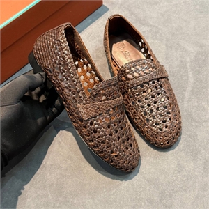 {{productViewItem.photos[photoViewList.activeNavIndex].Alt || productViewItem.photos[photoViewList.activeNavIndex].Description || 'Лоферы LORO PIANA'}}