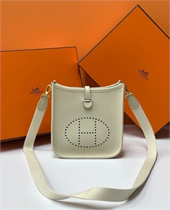 {{productViewItem.photos[photoViewList.activeNavIndex].Alt || productViewItem.photos[photoViewList.activeNavIndex].Description || 'Сумка HERMES'}}