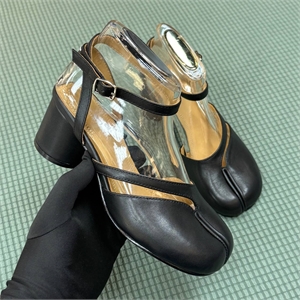 {{productViewItem.photos[photoViewList.activeNavIndex].Alt || productViewItem.photos[photoViewList.activeNavIndex].Description || 'Туфли  MAISON MARGIELA'}}