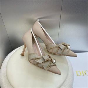 {{productViewItem.photos[photoViewList.activeNavIndex].Alt || productViewItem.photos[photoViewList.activeNavIndex].Description || 'Туфли DIOR'}}