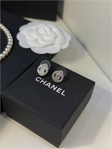 {{productViewItem.photos[photoViewList.activeNavIndex].Alt || productViewItem.photos[photoViewList.activeNavIndex].Description || 'Серьги CHANEL'}}