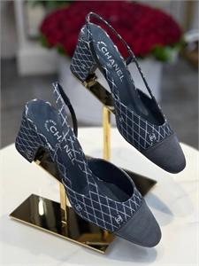 {{productViewItem.photos[photoViewList.activeNavIndex].Alt || productViewItem.photos[photoViewList.activeNavIndex].Description || 'Туфли CHANEL'}}