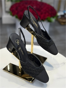 {{productViewItem.photos[photoViewList.activeNavIndex].Alt || productViewItem.photos[photoViewList.activeNavIndex].Description || 'Туфли CHANEL'}}
