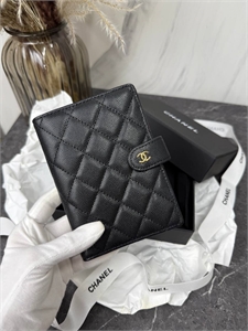 {{productViewItem.photos[photoViewList.activeNavIndex].Alt || productViewItem.photos[photoViewList.activeNavIndex].Description || 'Обложка CHANEL'}}
