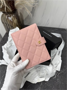{{productViewItem.photos[photoViewList.activeNavIndex].Alt || productViewItem.photos[photoViewList.activeNavIndex].Description || 'Обложка CHANEL'}}