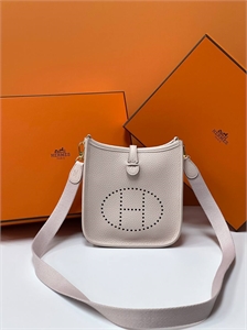 {{productViewItem.photos[photoViewList.activeNavIndex].Alt || productViewItem.photos[photoViewList.activeNavIndex].Description || 'Сумка HERMES'}}