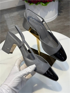 {{productViewItem.photos[photoViewList.activeNavIndex].Alt || productViewItem.photos[photoViewList.activeNavIndex].Description || 'Туфли CHANEL'}}