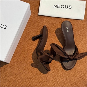 {{productViewItem.photos[photoViewList.activeNavIndex].Alt || productViewItem.photos[photoViewList.activeNavIndex].Description || 'Босоножки NEOUS'}}