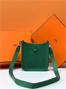 {{productViewItem.photos[photoViewList.activeNavIndex].Alt || productViewItem.photos[photoViewList.activeNavIndex].Description || 'Сумка HERMES'}}